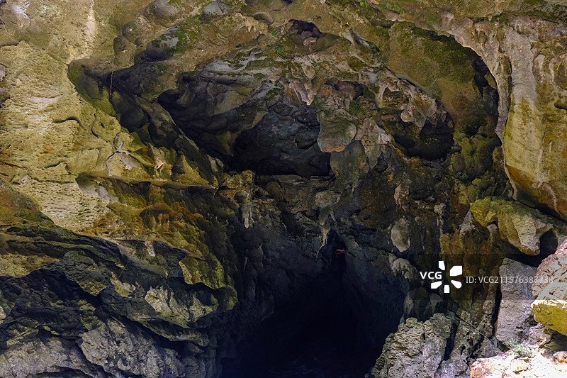 中国贵州黔南州罗甸大小井景区月亮洞和月亮洞天坑景观，中国南方喀斯特溶洞景观图片素材