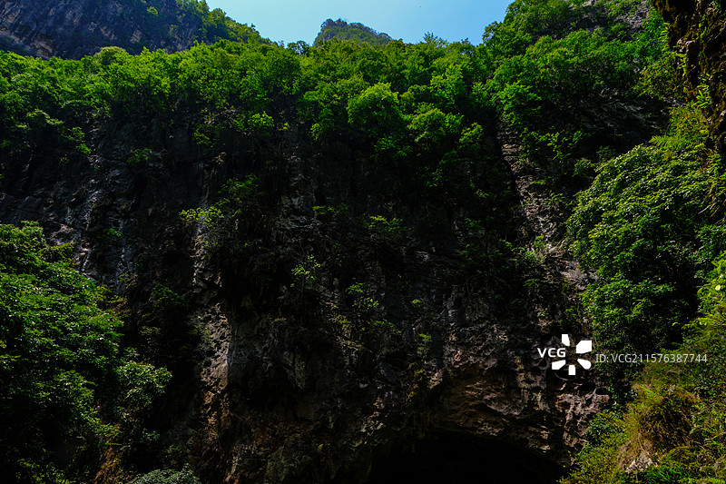 中国贵州黔南州罗甸大小井景区月亮洞和月亮洞天坑景观，中国南方喀斯特溶洞景观图片素材