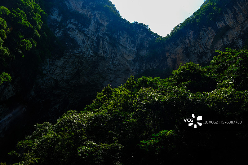 中国贵州黔南州罗甸大小井景区月亮洞和月亮洞天坑景观，中国南方喀斯特溶洞景观图片素材