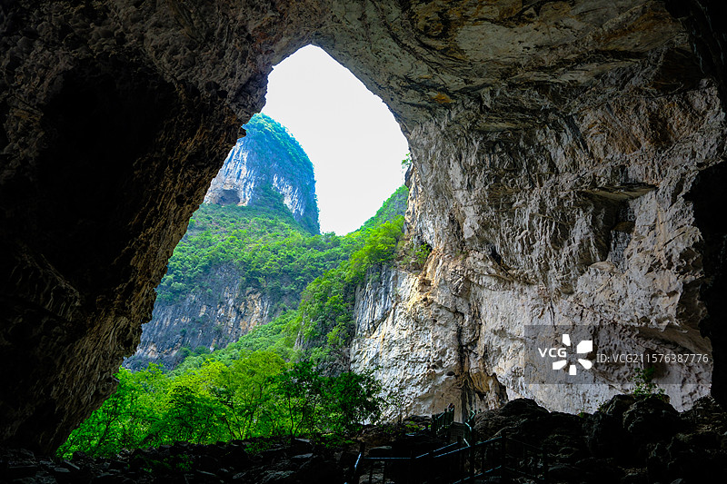 中国贵州黔南州罗甸大小井景区月亮洞和月亮洞天坑景观，中国南方喀斯特溶洞景观图片素材