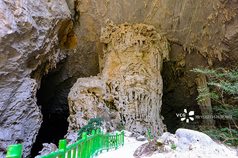 中国贵州黔南州罗甸大小井景区月亮洞和月亮洞天坑景观，中国南方喀斯特溶洞景观图片素材