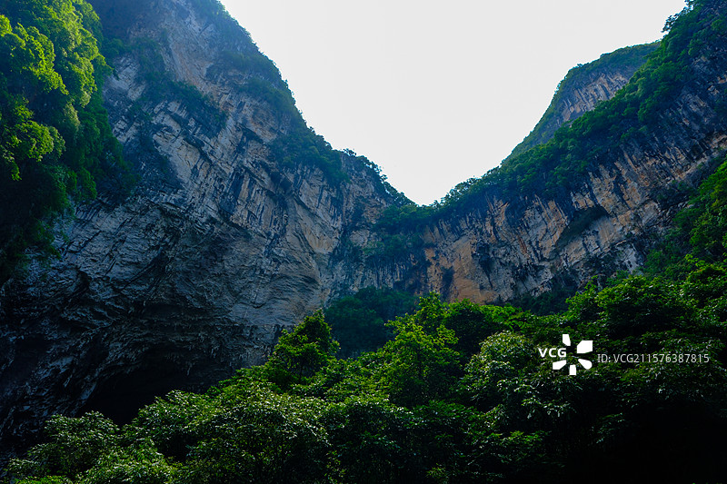 中国贵州黔南州罗甸大小井景区月亮洞和月亮洞天坑景观，中国南方喀斯特溶洞景观图片素材