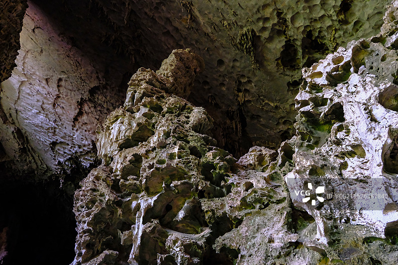 中国贵州黔南州罗甸大小井景区月亮洞和月亮洞天坑景观，中国南方喀斯特溶洞景观图片素材