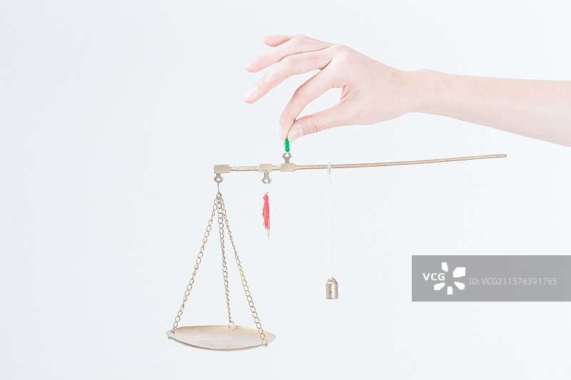 一只手拿着克称称重图片素材