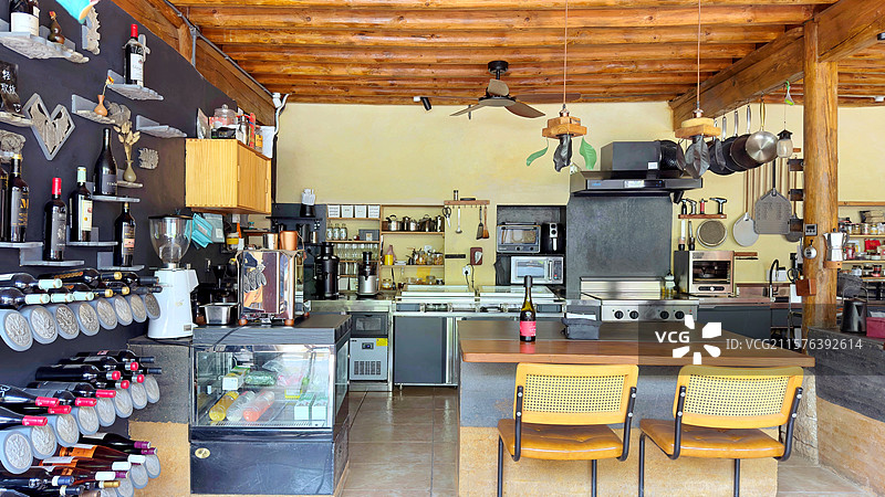 云南沙溪古镇老外开放式西式餐厅厨房局部图片素材