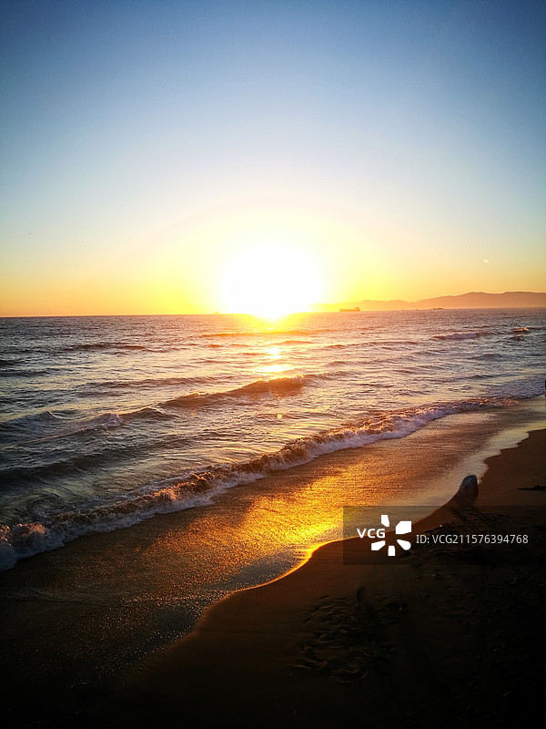 美国洛杉矶曼哈顿海滩日落时的海景图片素材