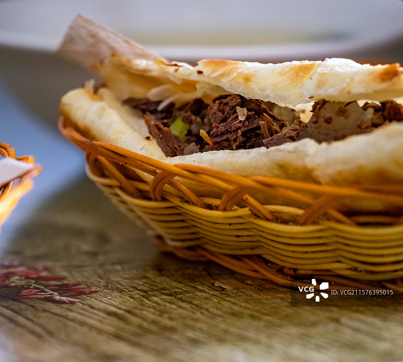 餐桌上的一份河北沧州河间驴肉火烧特色美食小吃图片素材