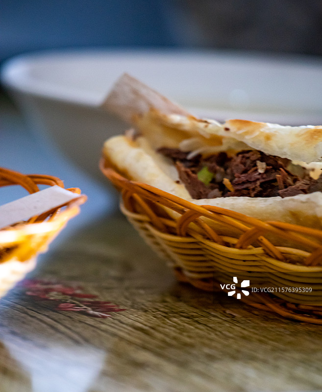餐桌上的一份河北沧州河间驴肉火烧特色美食小吃图片素材