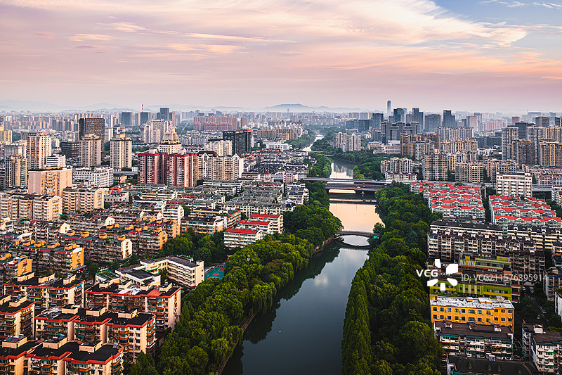 早晨航拍杭州市京杭大运河两岸居住区图片素材