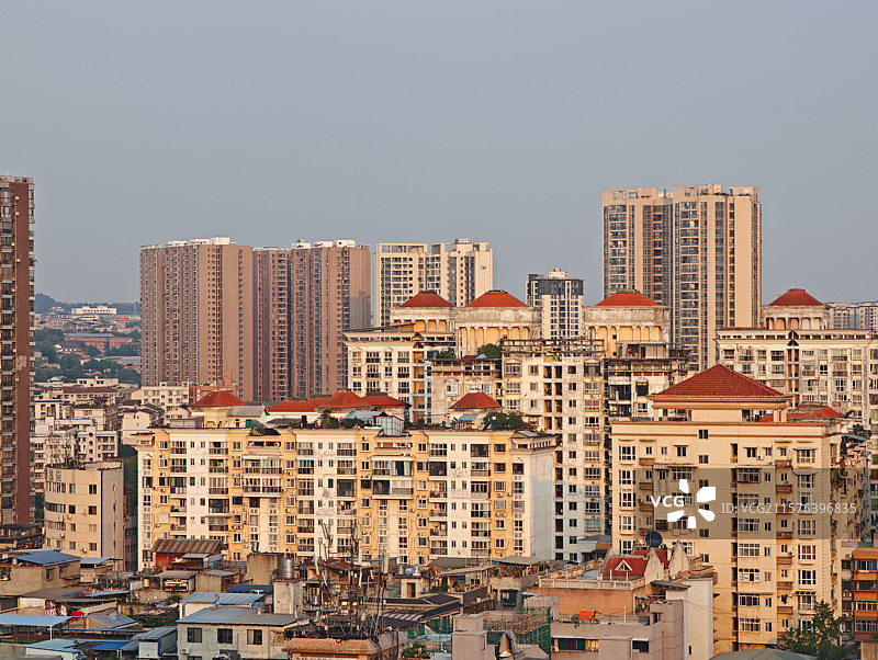 四川绵阳市涪城区周边住宅楼城市天际线图片素材