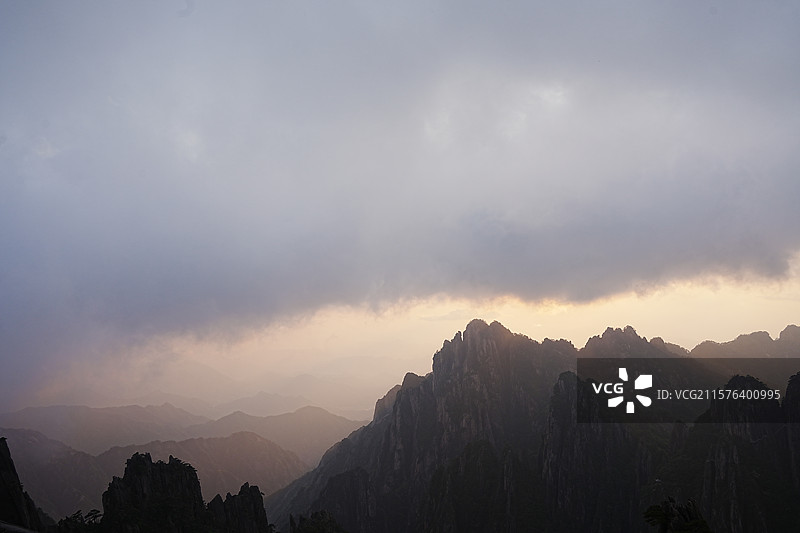 云雾黄山丹霞峰戴上云帽子图片素材