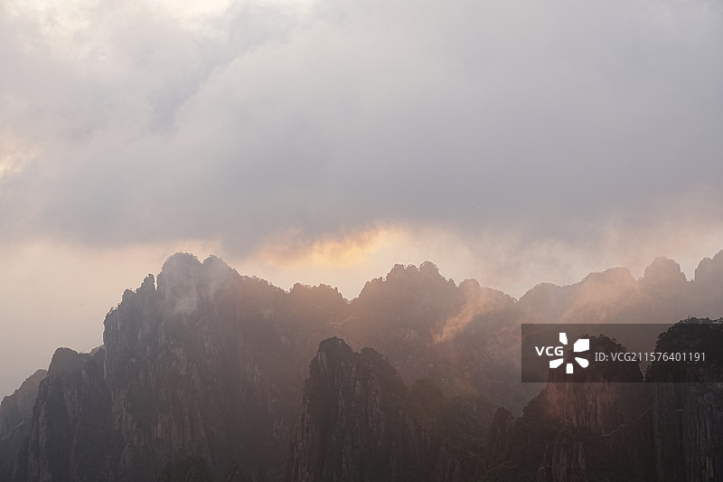 黄山丹霞峰云蒸霞蔚橙色平流雾图片素材