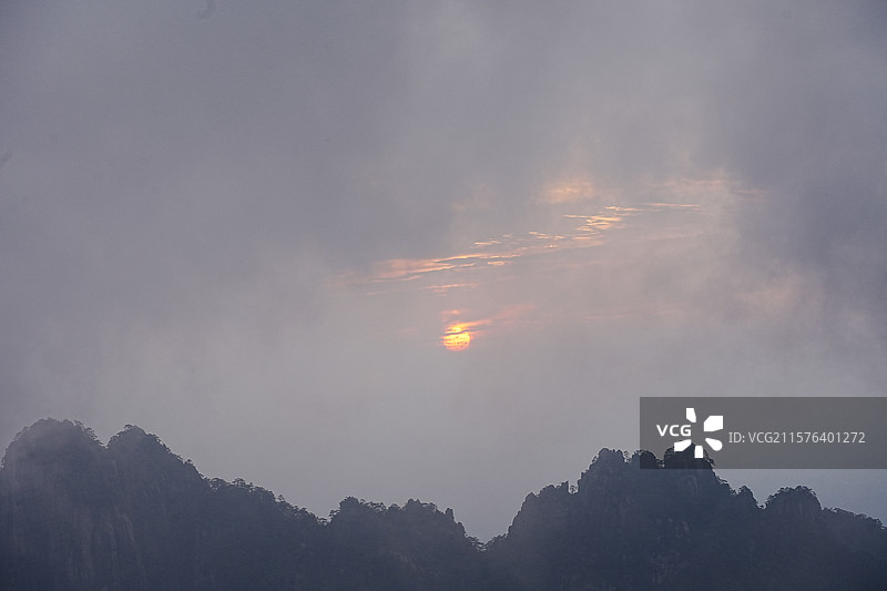 日落黄山丹霞峰云雾缭绕图片素材