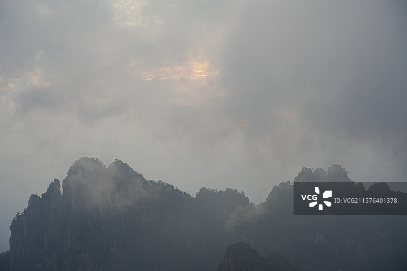 日落黄山丹霞峰云雾缭绕图片素材