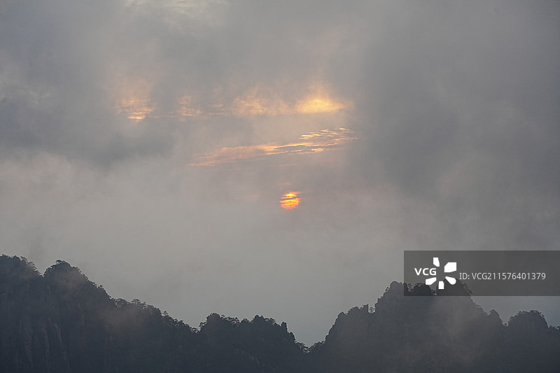 日落黄山丹霞峰云雾缭绕图片素材