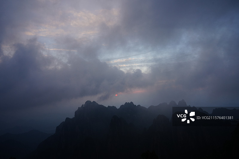日落黄山丹霞峰云雾缭绕图片素材