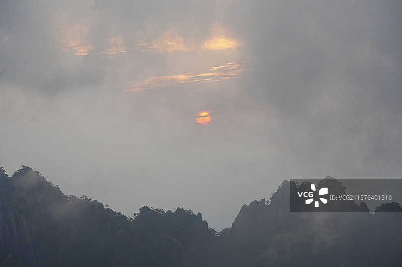日落黄山丹霞峰云雾缭绕图片素材
