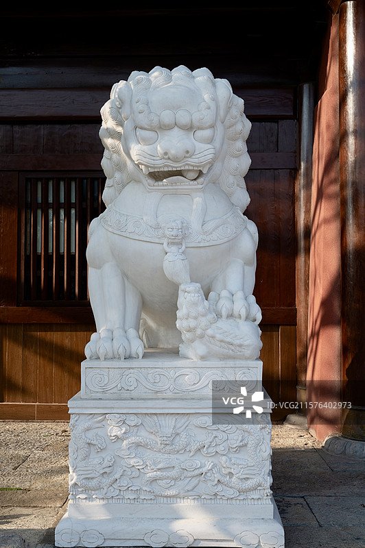 寺庙门口的白色石狮子图片素材