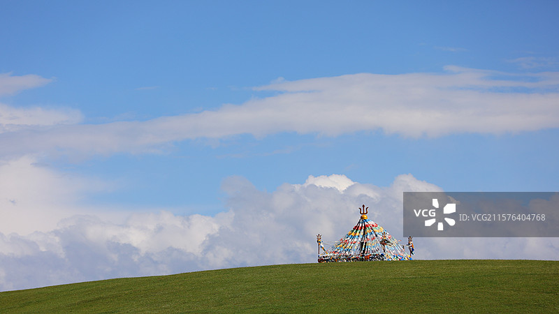 新疆旅行：巴音布鲁克草原夏季的蓝天白云和经幡图片素材
