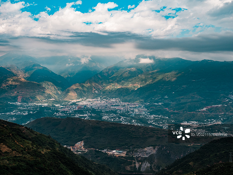 山峦叠嶂下的四川宁南县风光图片素材