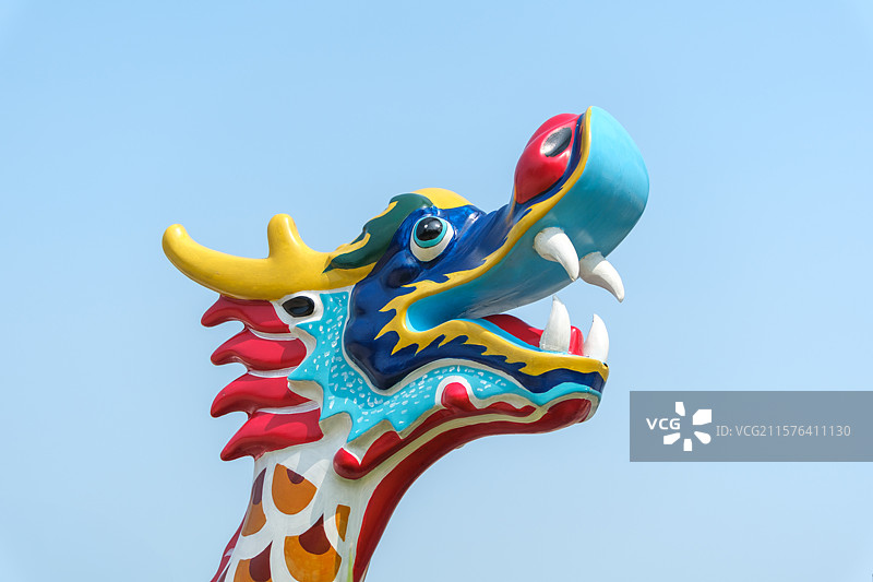 蓝天下的龙头雕塑特写，端午节赛龙舟上的龙头特写，二月二龙抬头图片素材