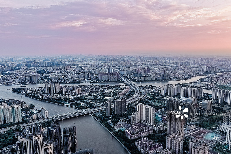 日落时分航拍广州荔湾区桥中岛。图片素材
