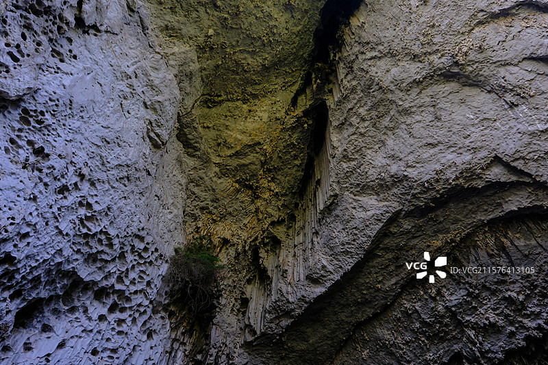 中国贵州黔南州罗甸大小井景区响水洞景观，中国南方喀斯特溶洞景观图片素材
