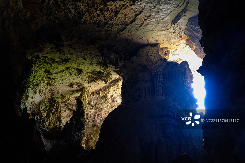 中国贵州黔南州罗甸大小井景区响水洞景观，中国南方喀斯特溶洞景观图片素材