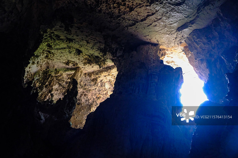 中国贵州黔南州罗甸大小井景区响水洞景观，中国南方喀斯特溶洞景观图片素材