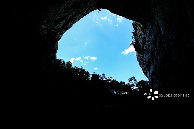 中国贵州黔南州罗甸大小井景区响水洞景观，中国南方喀斯特溶洞景观图片素材