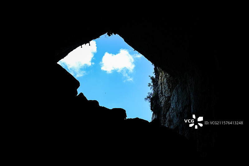 中国贵州黔南州罗甸大小井景区响水洞景观，中国南方喀斯特溶洞景观图片素材