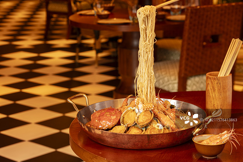 鲍鱼蟹海鲜搭配悬空面条图片素材