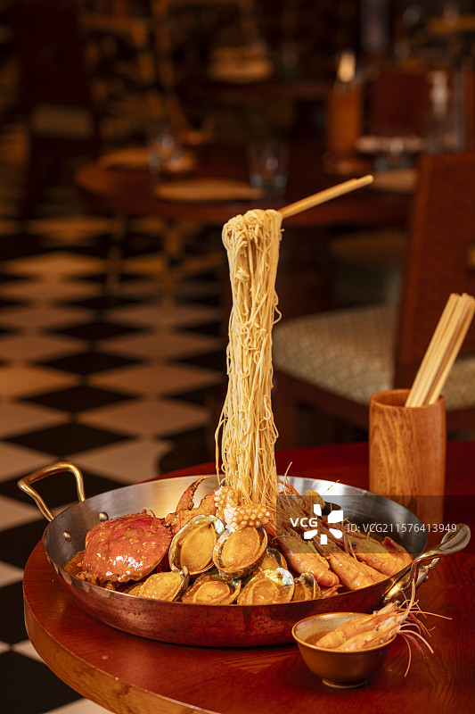 鲍鱼蟹海鲜搭配悬空面条图片素材