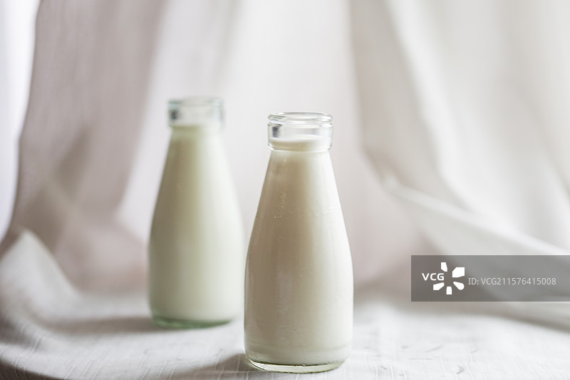 营养健康早餐玻璃瓶装杯子装牛奶水牛奶图片素材