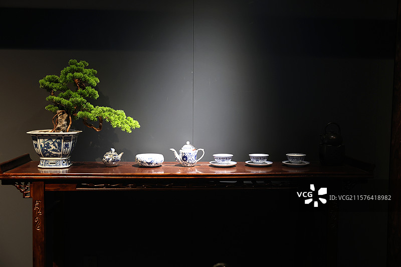 中式案桌上摆放盆栽及茶具图片素材
