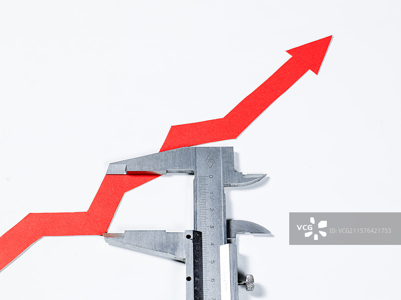 游标卡尺和红色向上发展的箭头图片素材