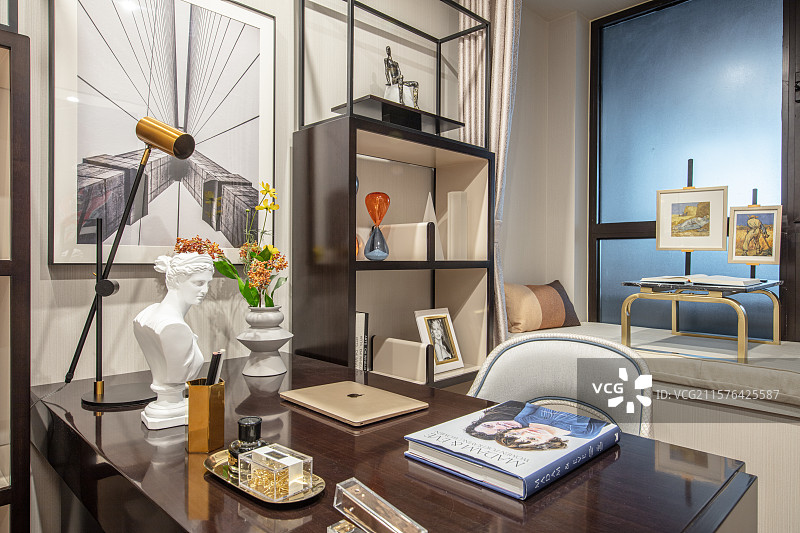 现代家居书房布置与艺术静物摆台图片素材