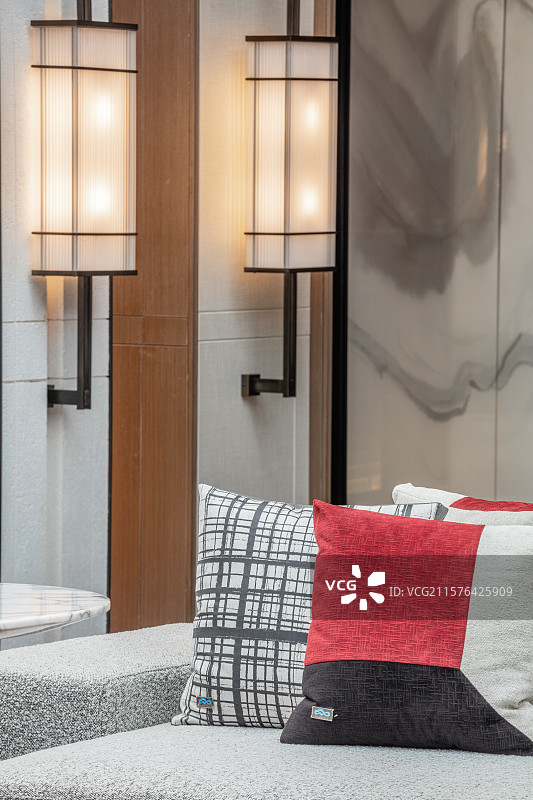 壁灯与抱枕勾勒的端景布置图片素材
