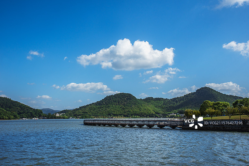 蓝天白云下的中国浙江宁波东钱湖风光图片素材