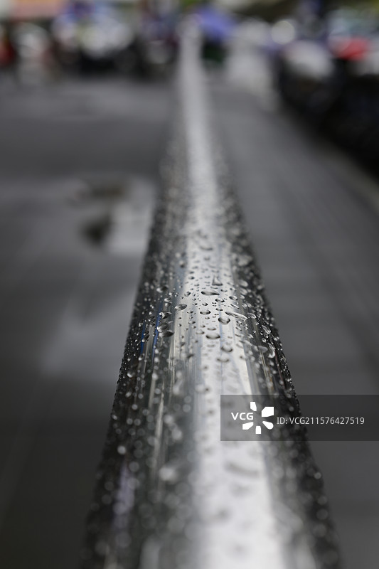 金属栏杆上的水滴图片素材