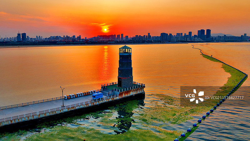 夕阳下的灯塔（拍摄于山东省日照市海龙湾景区）图片素材