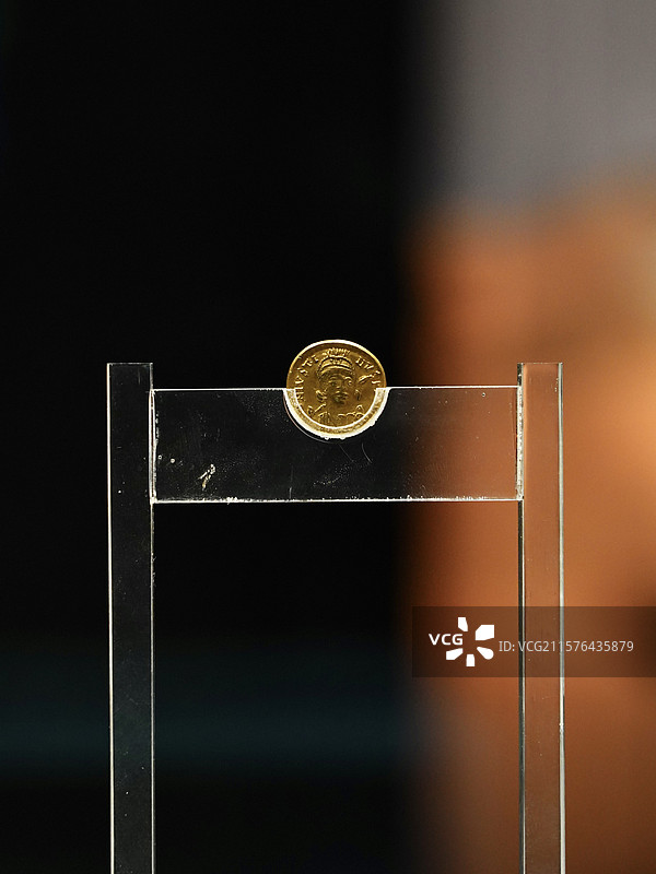 邯郸北朝考古博物馆藏品东魏茹茹公主墓发掘出土拜占庭金币图片素材