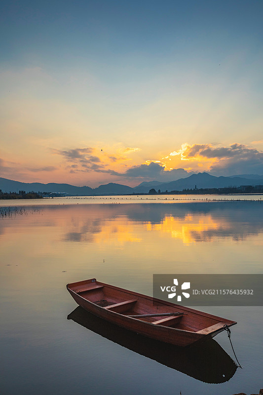 昆明滇池日落绚丽晚霞与湖岸小船景致图片素材