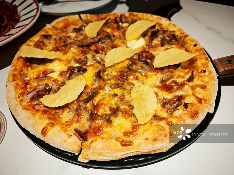 安科纳牛肉奶酪披萨俯拍视角图片素材