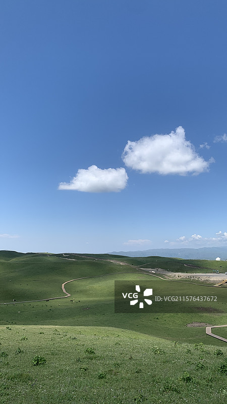 草原上的白云图片素材