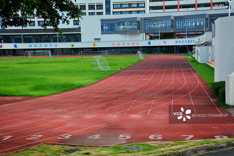 学校运动场足球场旁边是楼盘小区图片素材