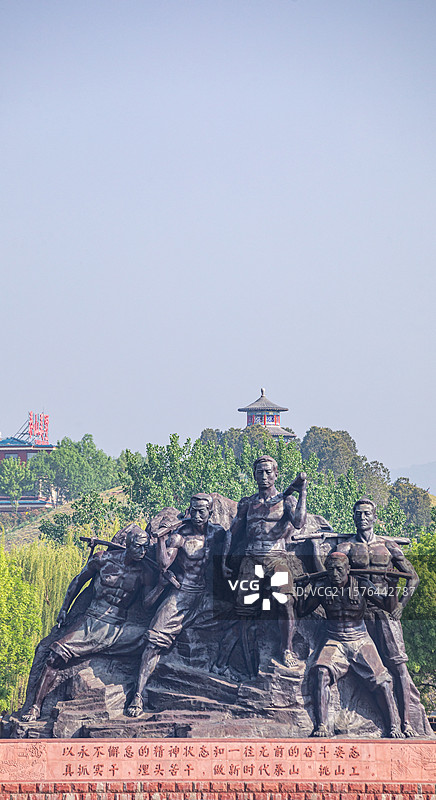 山东泰安泰山天平湖风景区绿水青山背景中的泰山挑山工雕塑建筑特写镜头图片素材