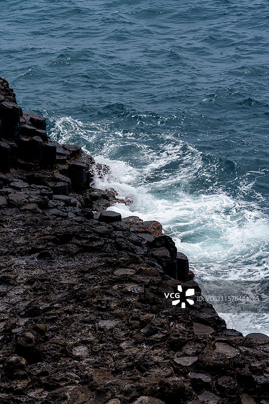 浪拍火山岩——柱状节理带图片素材