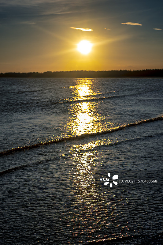 浪漫海岸日落时海面对天空的特写镜头图片素材
