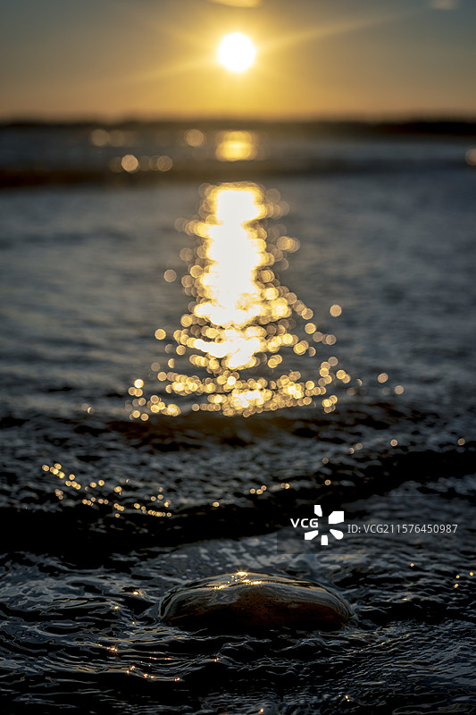 浪漫海岸日落时海面对天空的特写镜头图片素材